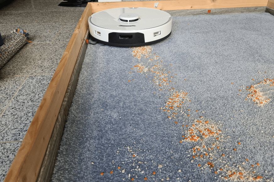 Робот-пылесос Roborock S7 Pro Ultra в тесте на всасывание овсянки на ковре с высоким ворсом